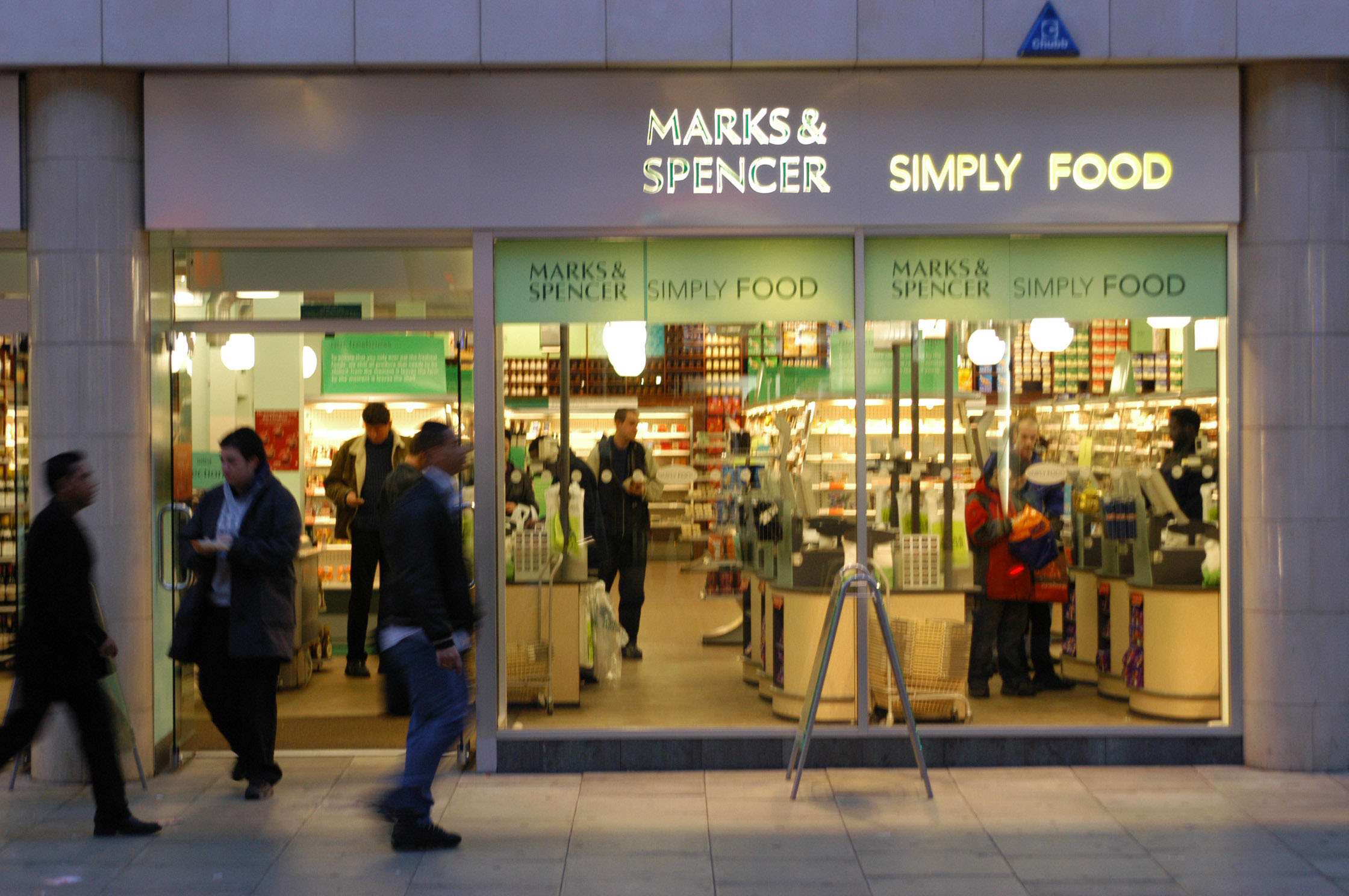 Маркс фуд. Marks Spencer simply food. Рекламы Marks and Spencer в Англии. Marks & Spencer ягоды. Marks and Spencer food London.